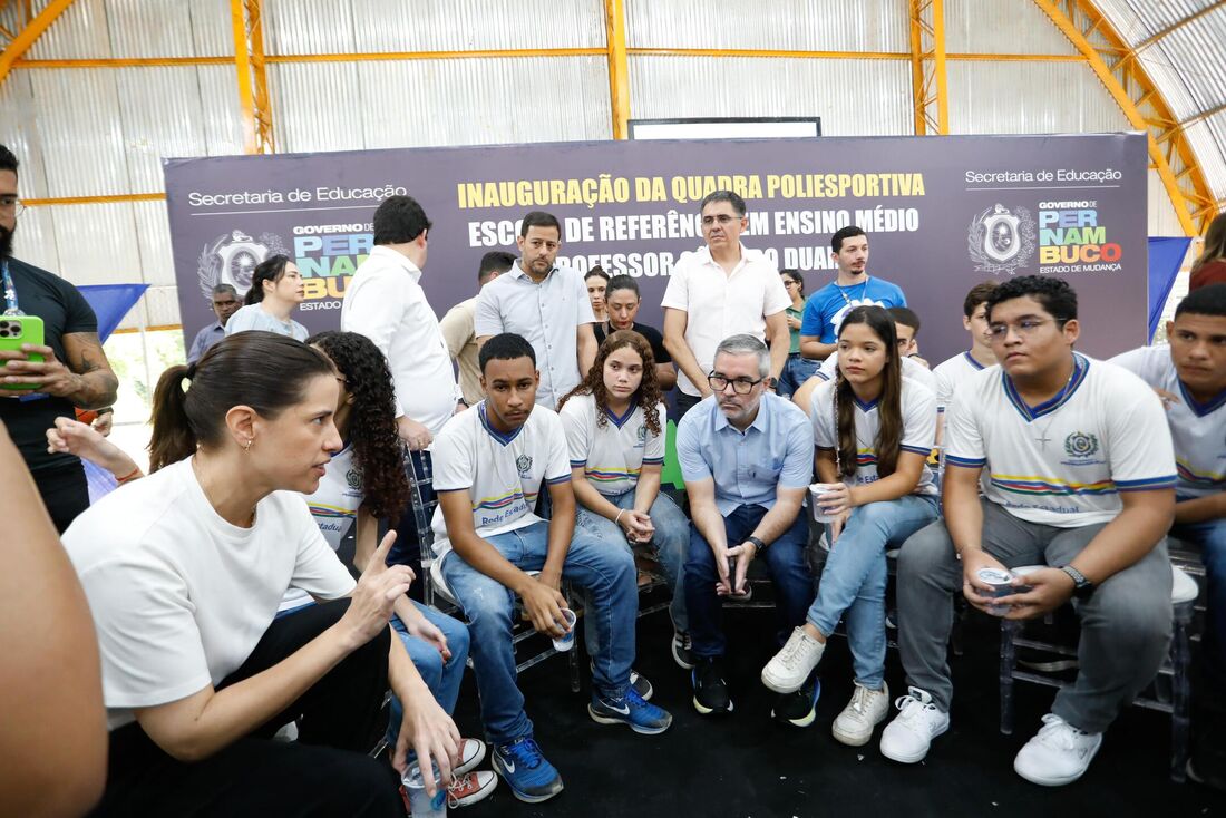 Governadora Raquel Lyra reúne em círculo alunos da Escola de Referência Cândido Duarte, Zona Norte do Recife, para ouvir suas reivindicações, e promete agilizar todas