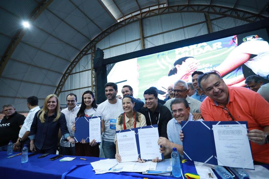 Governadora Raquel Lyra assina ordens de serviço da construção da maternidade