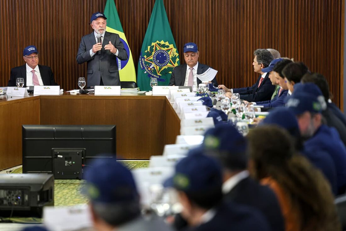 O presidente Luiz Inácio Lula da Silva coordena reunião ministerial, no Palácio do Planalto. 