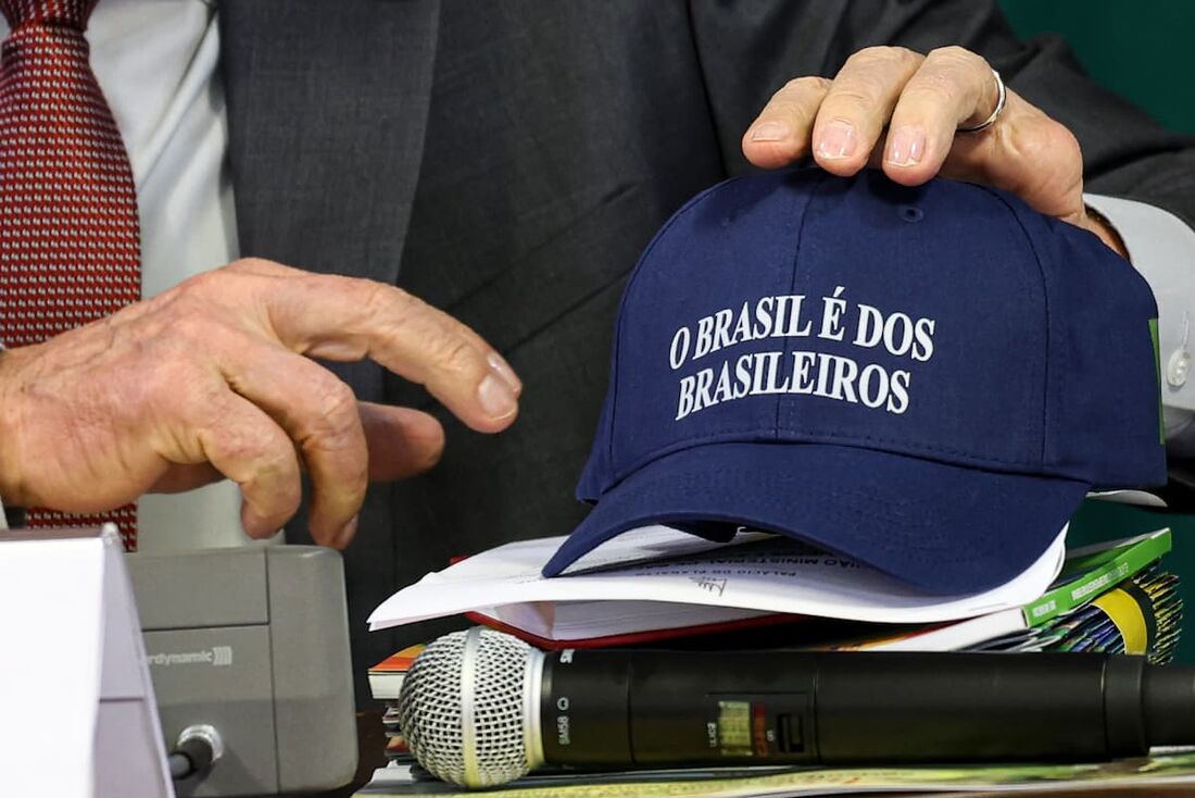 Lula e ministros usam boné "O Brasil é dos brasileiros" em reunião.