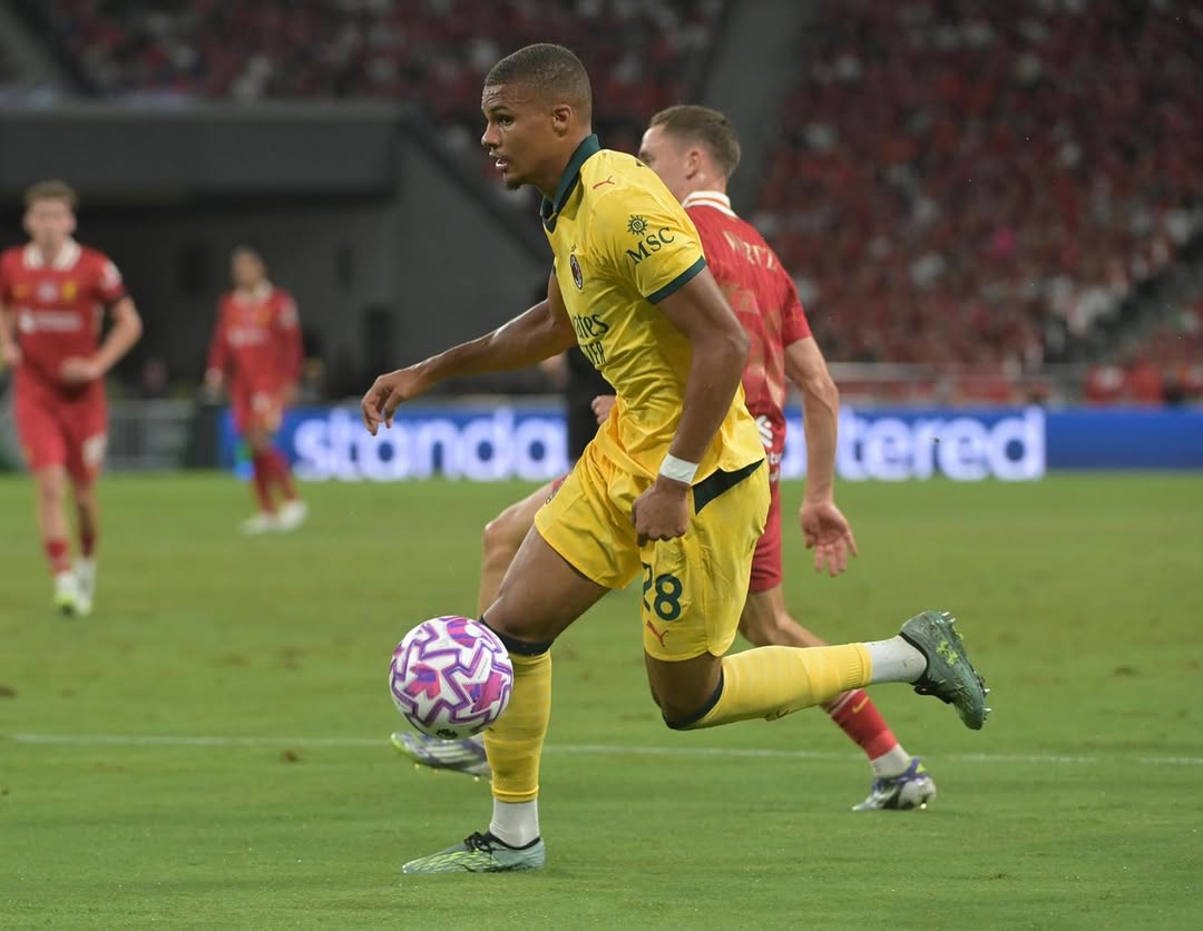 Jogador chega para reforçar o setor defensivo do Newcastle