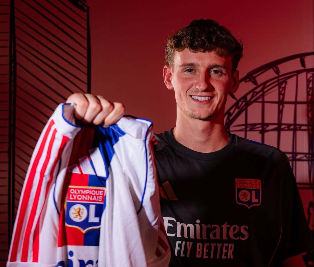 Jogador inglês assinou contrato até 2030 com o Lyon