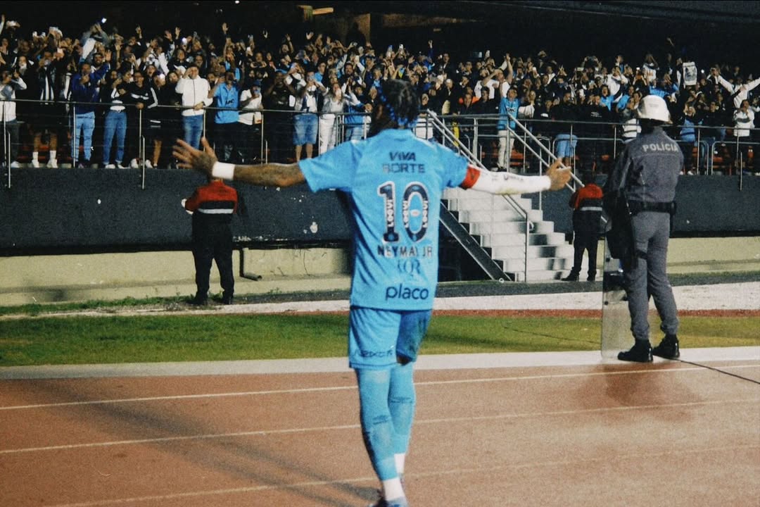 Neymar voltou a marcar dois gols numa partida