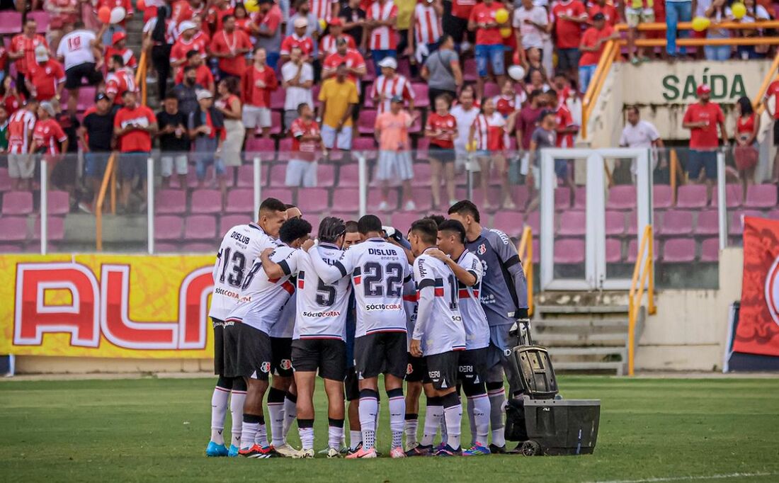 Time do Santa Cruz diante do Sergipe