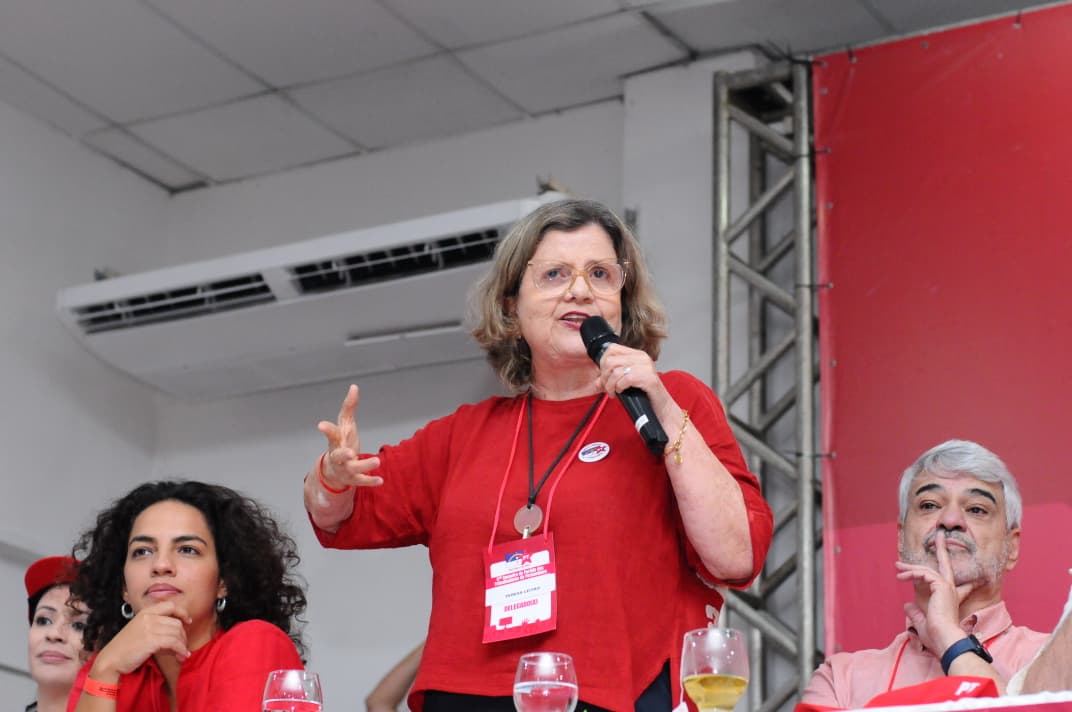 Senadora Teresa Leitão (PT) discursa durante a posse do novo presidente estadual do PT, deputado Carlos Veras