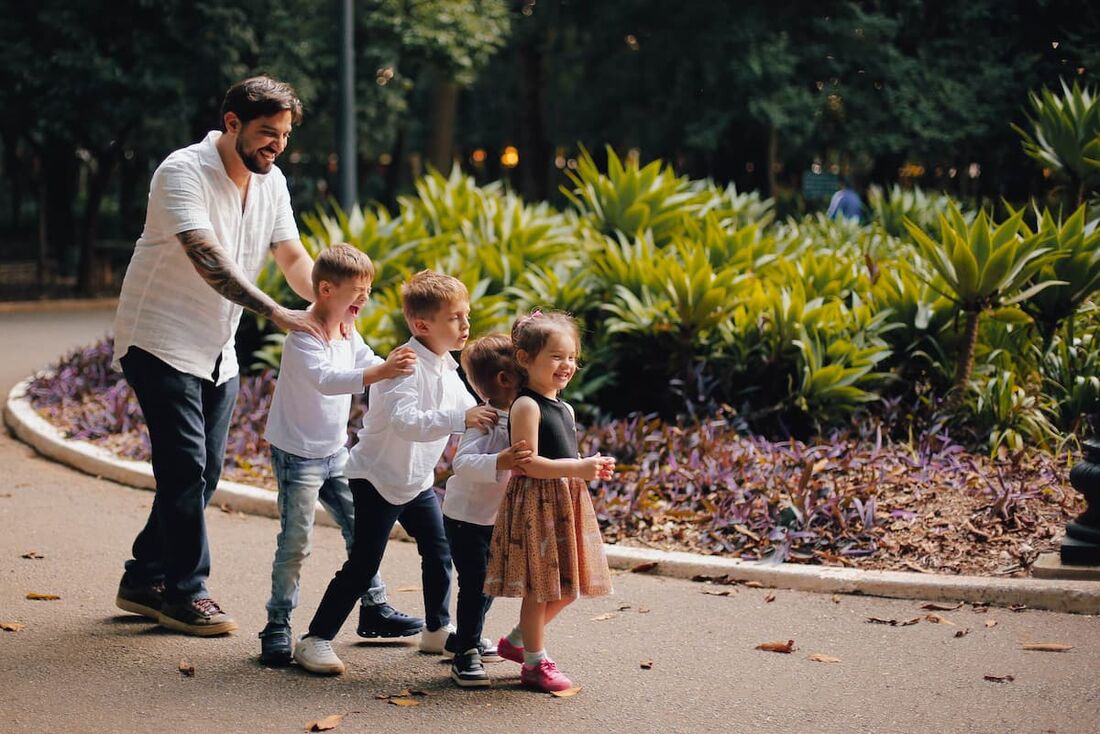 Thiago Camargo é pai solo de quatro crianças