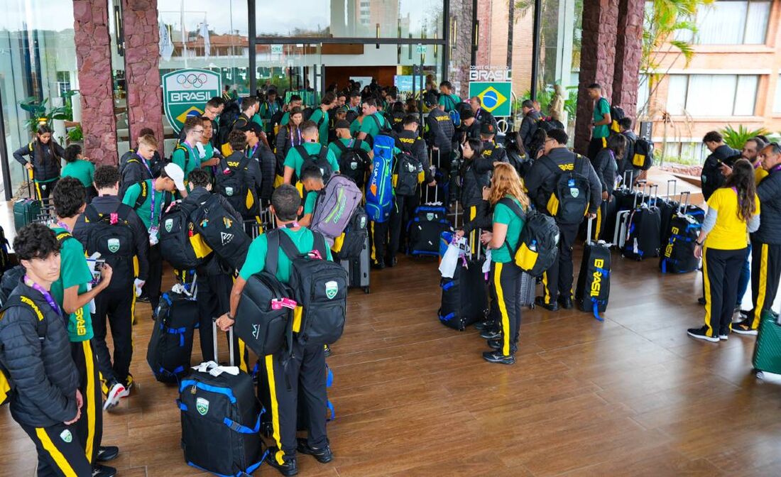 Delegação brasileira durante desembarque no Paraguai