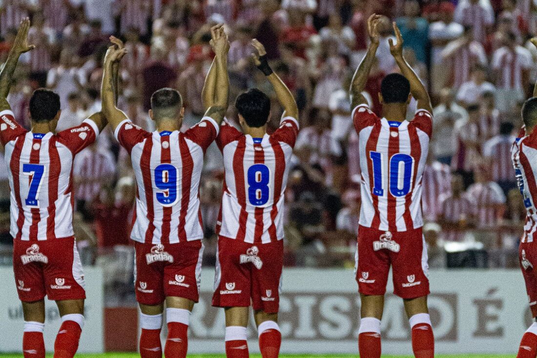 Náutico celebra vitória nos Aflitos