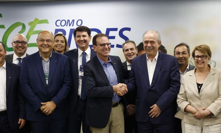 O presidente do BNDES, Aluízio Mercadante, recebe o prefeito do Rio, Eduardo Paes, presidente da Frente Nacional de Prefeitas e Prefeitos (FPN)