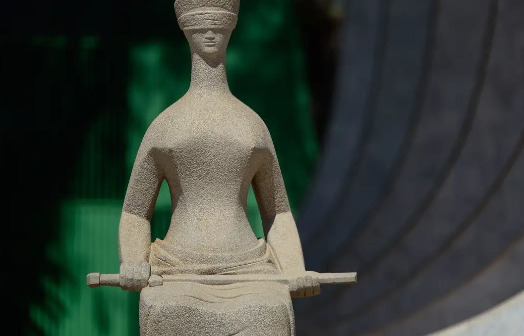 Alexandre de Moraes declarou o blogueiro notificado sobre a denúncia ao entender que, apesar de não apresentar defesa, Paulo Figueiredo publicou diversos vídeos na internet com comentários sobre o ministro e disse que é perseguido por ele