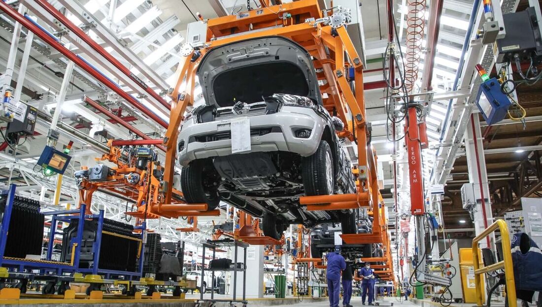 Nova picape elétrica média da Ford estreia em 2027 com plataforma inédita e montagem otimizada.