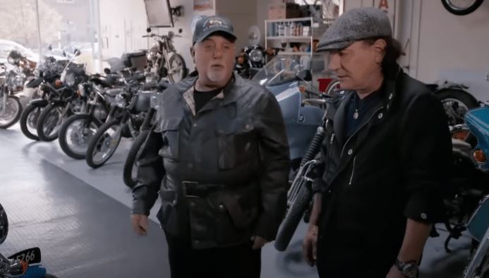 Brian Johnson, vocalista do AC/DC, em visita a coleção de motos de Billy Joel