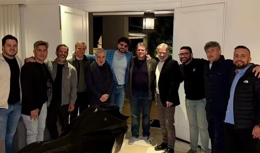 O governador Tarcísio de Freitas se reuniu com empresários como Flávio Rocha, dono da Riachuelo, e do ramo artístico. Jantar ocorreu na casa do cantor Latino