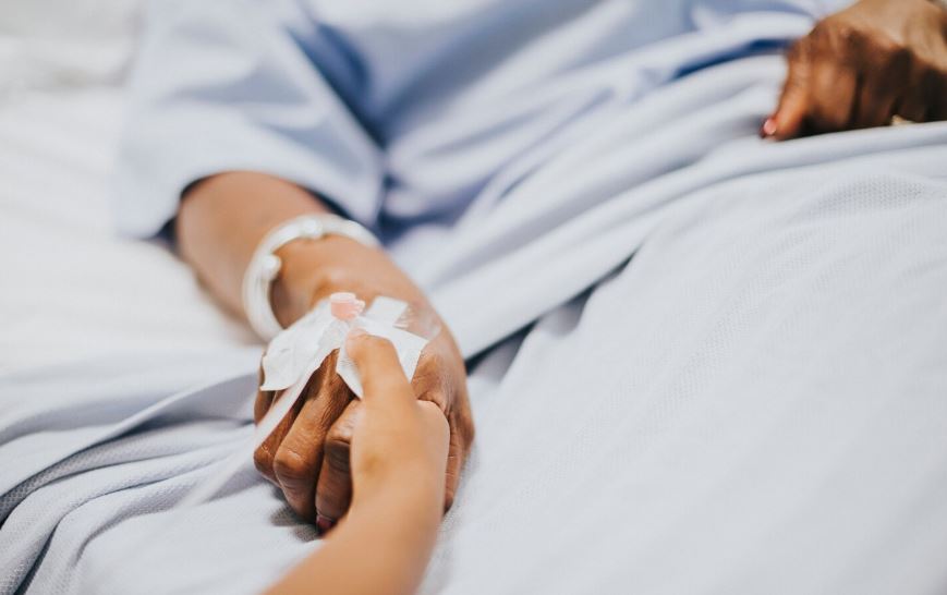 De forma didática, a enfermeira Julie McFadden ajudando familiares e cuidadores a entenderem o processo da morte