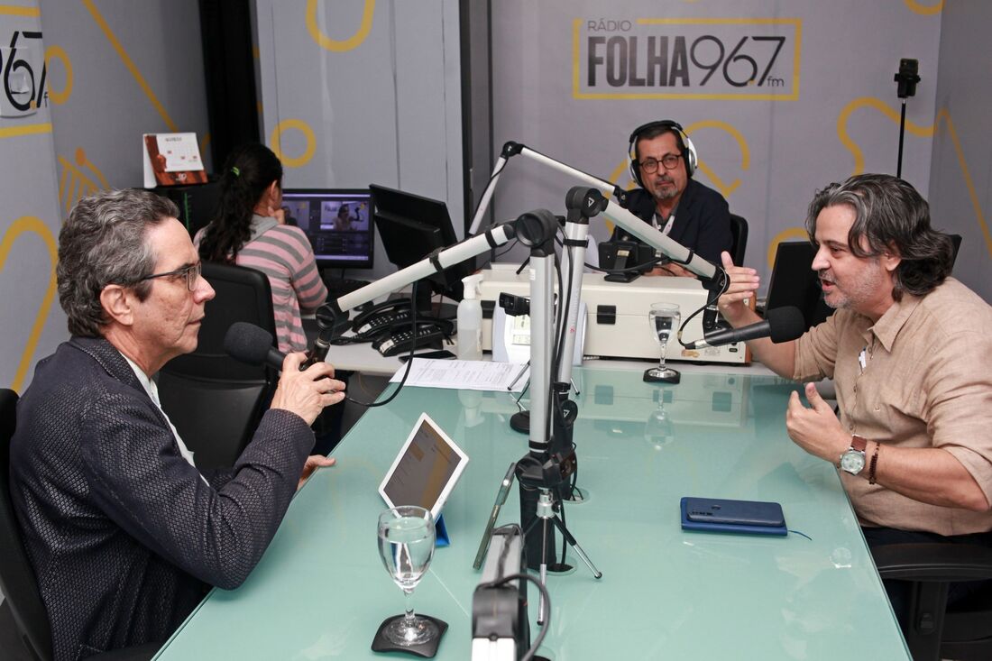 Maurício Rands e Edgard Leonardo analisam impactos políticos do tarifaço em entrevista à Rádio Folha.