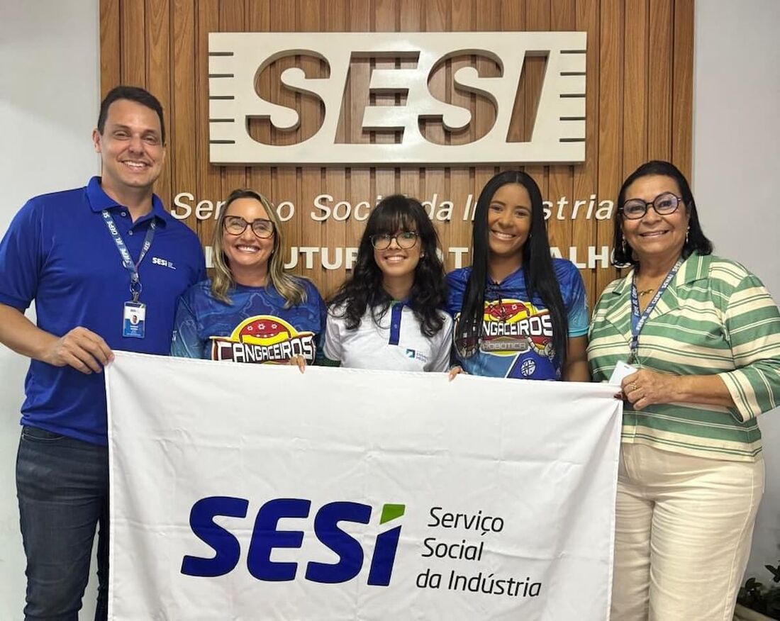 Para obter esse resultado, a jovem, no centro da foto, conta que começou a se preparar no Ensino Médio