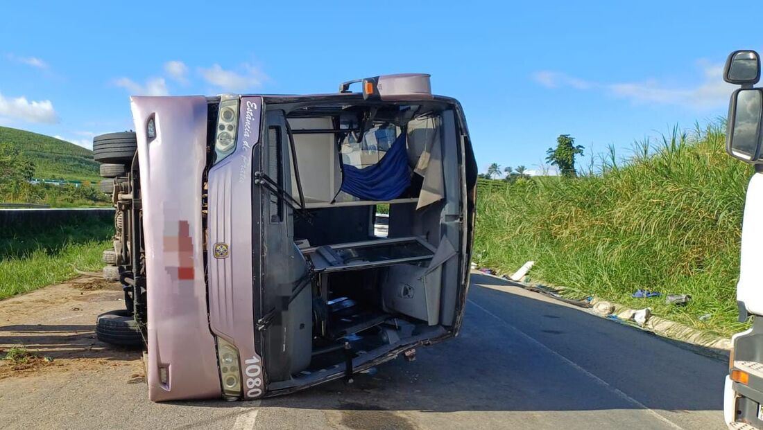 Ônibus com os torcedores do Bahia acabou tombando