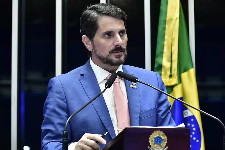 O senador Marcos do Val discursa na tribuna do Senado 