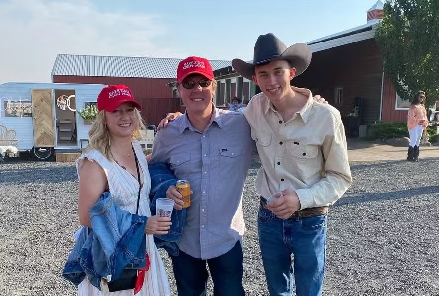 'Make Sixty Great Again': festa de Sydney Sweeney distribuiu boné com paródia de frase de Trump