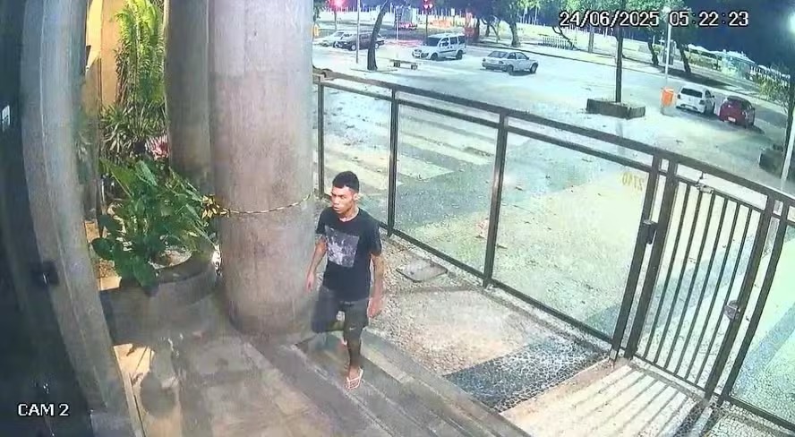 Patrick Rocha Maciel após invadir um prédio na Avenida Atlântica