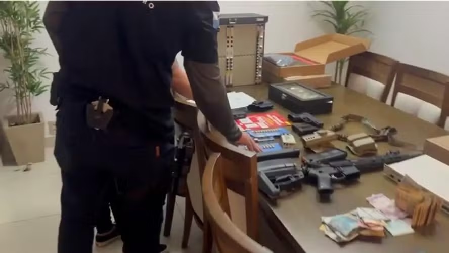 Policiais em um dos locais alvo de buscas 