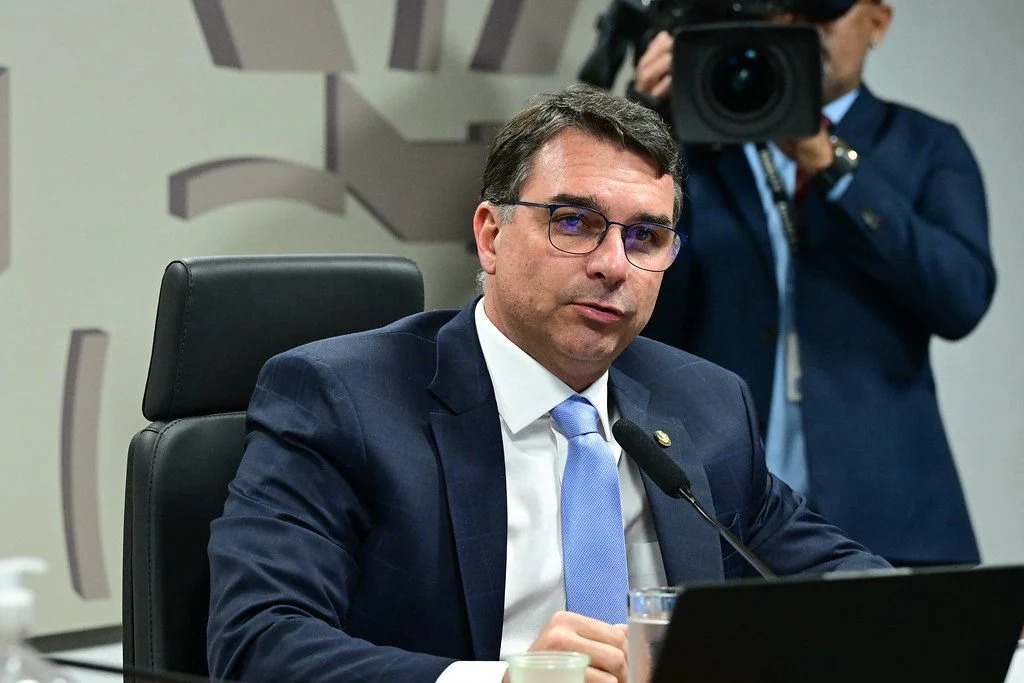 O senador Flávio Bolsonaro preside a reunião da Comissão de Segurança Pública (CSP) no dia 8 de julho de 2025