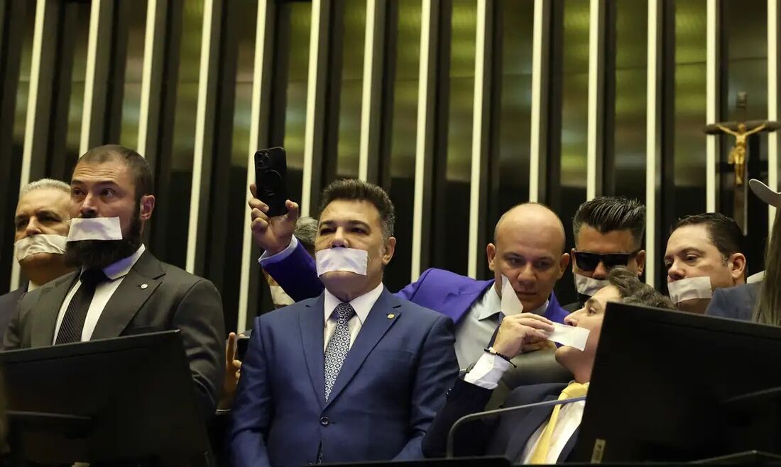 Oposição pernoita e faz protesto pela prisão de Bolsonaro nos plenários do Congresso
