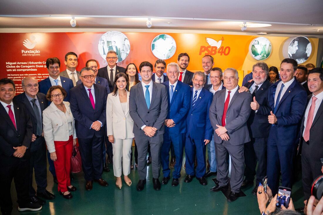 Exposição ”Ciclos de coragem: duas gerações, um só compromisso” homenageia Arraes e Eduardo na Câmara dos Deputados