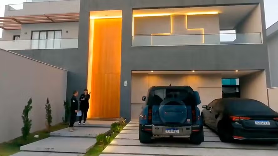 Policiais chegam à casa de um dos investigados na operação Desfortuna, no Recreio dos Bandeirantes 
