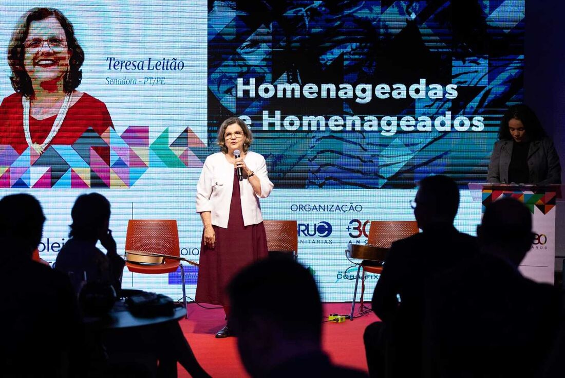 Senadora Teresa Leitão recebe Mérito da Educação Comunitária