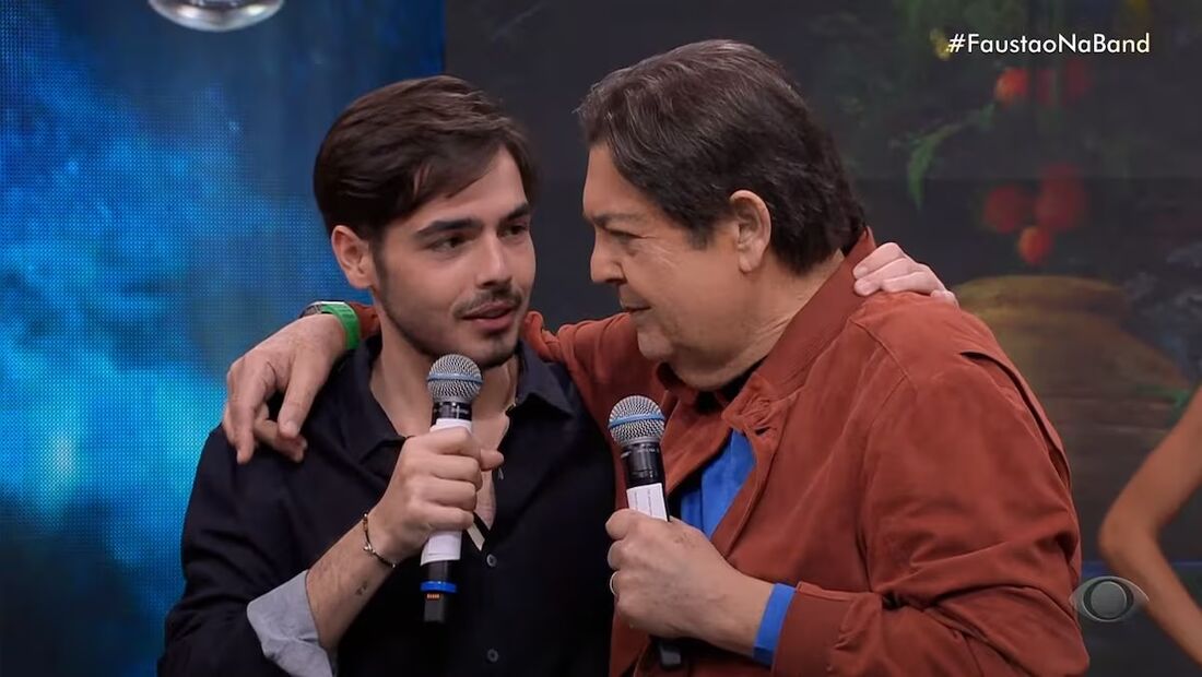 João Silva ao lado do pai, Fausto Silva, durante apresentação do 