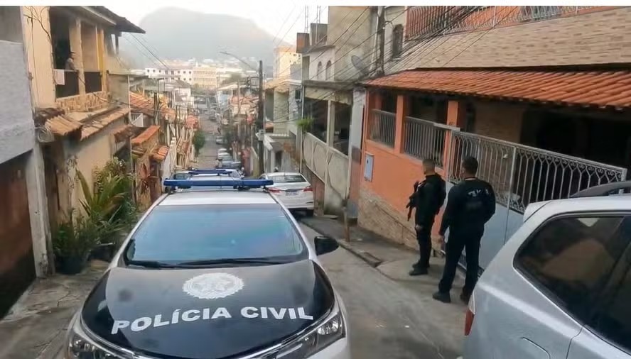 Agentes nas ruas para cumprir mandados de prisão e de buscas e apreensão 