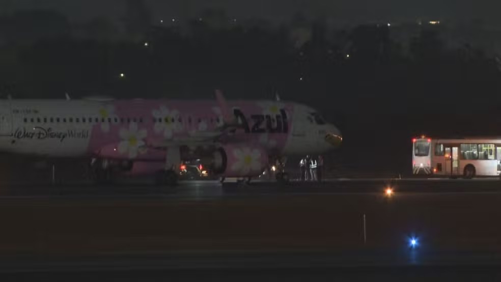 Avião da Azul fez pouso de emergência após ameaça de bomba TV Globo/Reprodução