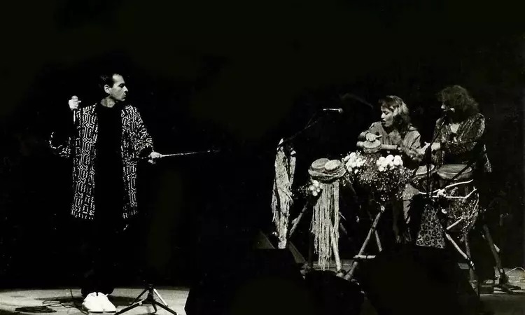 Ney Lucina conheceu Ney por volta de 1970, através do fotógrafo Luiz Fernando Borges da Fonseca, então casado com Luhli. O trio morava numa casa em Santa Teresa, bairro entre a Zona Sul e o Centro do Rioao lado de Lucina e Luhli