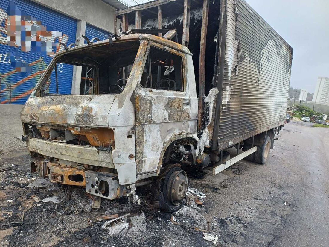 Caminhão-baú pegou fogo e teve carga de carne saqueada
