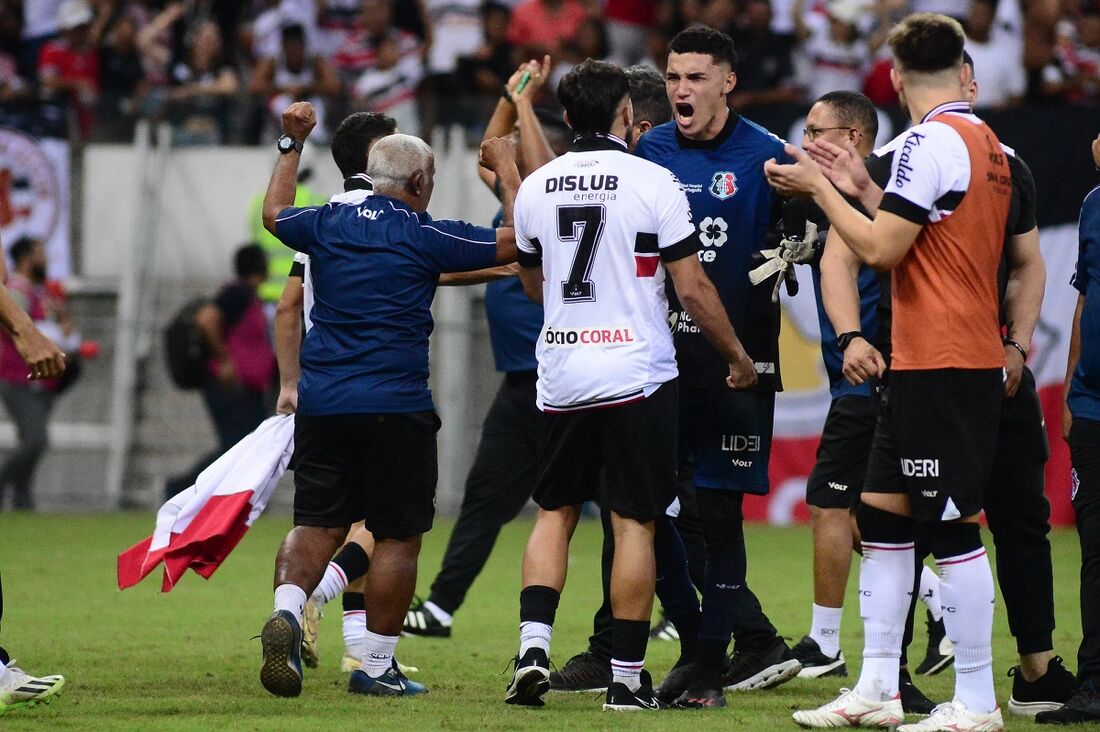 Rokenedy comemora classificação do Santa Cruz