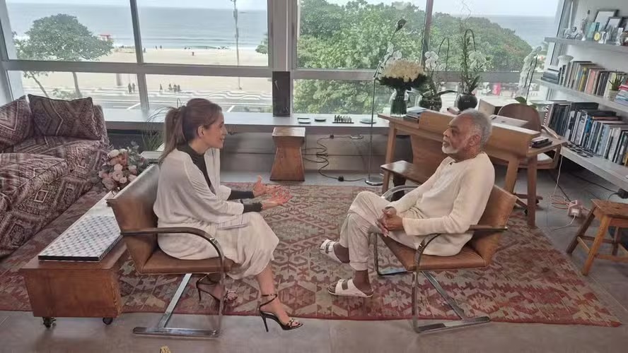 Gil e Poliana Abritta em entrevista na casa do cantor