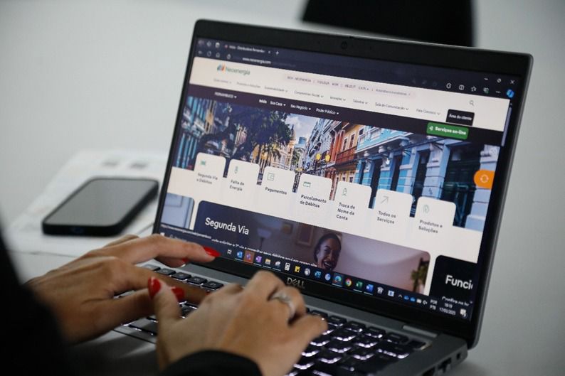 Os clientes devem acessar o site da Neoenergia Pernambuco para realizar a atualização cadastral