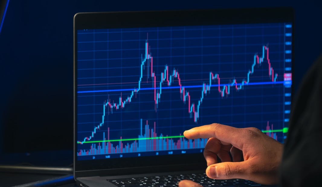 Ibovespa opera com leve baixa em dia de correções e à espera de dados da semana