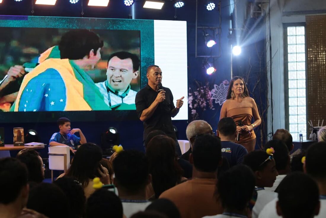 Cafu marcou presença em feira literária em Pernambuco, nesta segunda-feira (11)