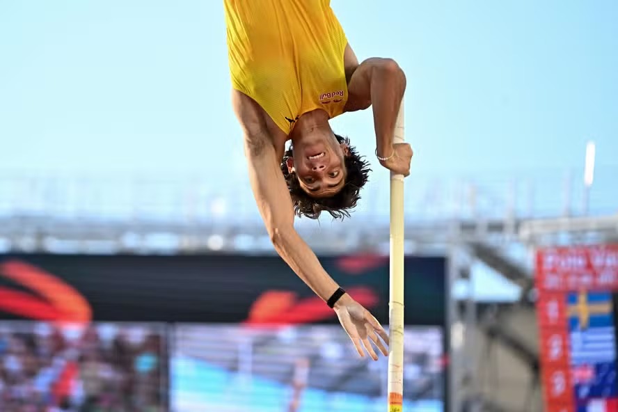 Armand Duplantis voltou a quebrar recorde mundial do salto com vara 