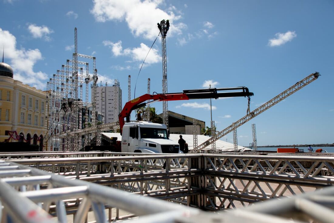 Montagem do palco para gravação do DVD de Priscila Senna, no Marco Zero