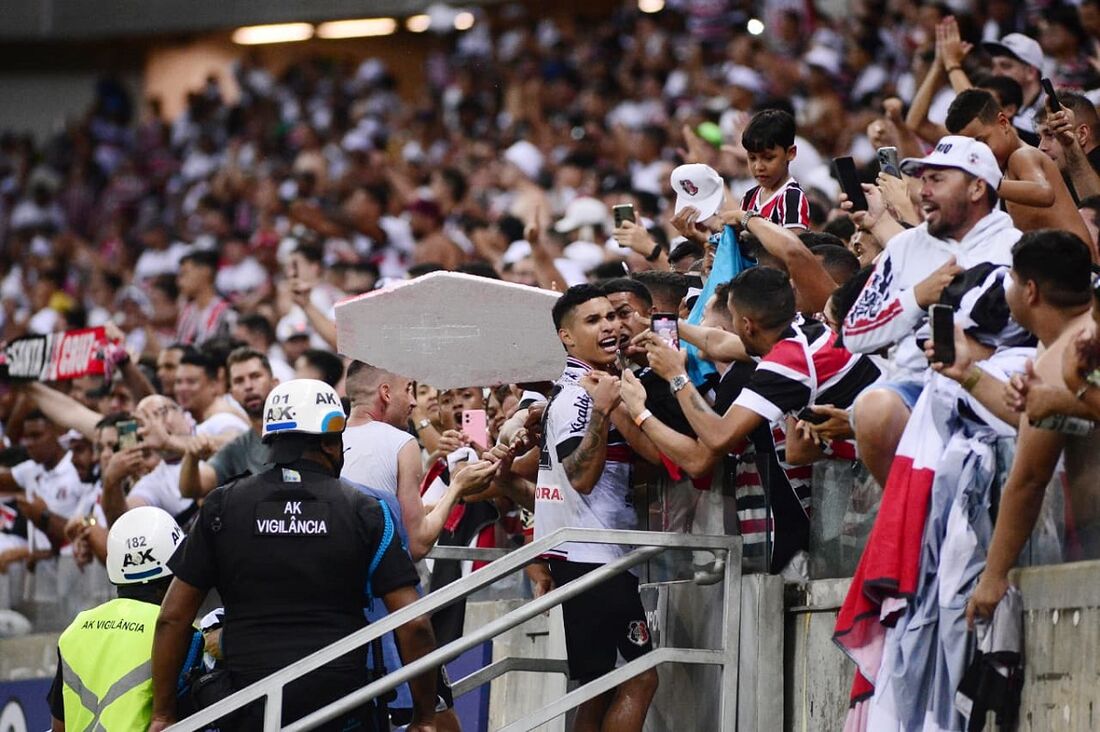 Torcida do Santa Cruz, na Arena de Pernambuco