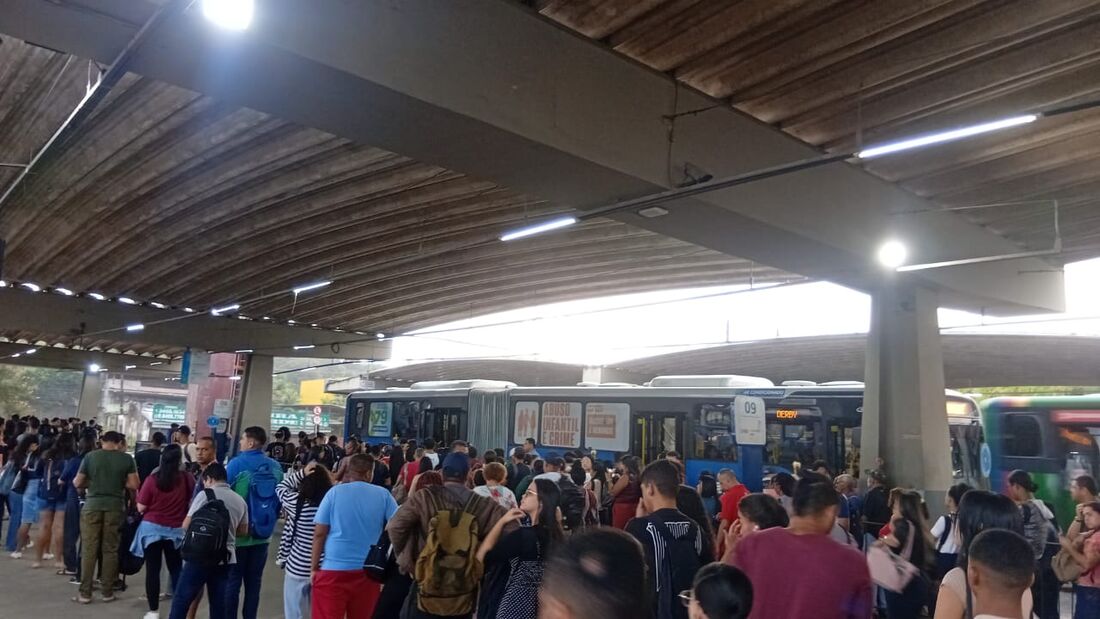 Longas filas no TI Camaragibe por conta da paralisação do Metrô do Recife