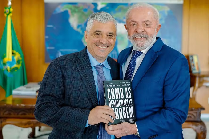 Steven Levitsky e Lula no Palácio do Planalto