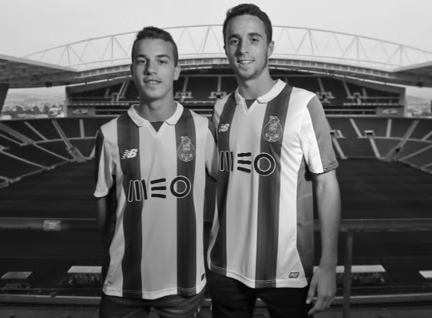 Diogo Jota e o irmão, André Silva, posam nos tempos de Porto 