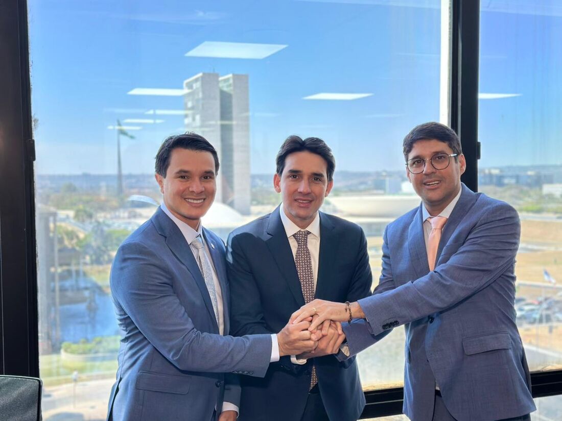 Ministro Silvio Costa Filho, o prefeito de Camaragibe, Diego Cabral, e o deputado estadual João de Nadegi.