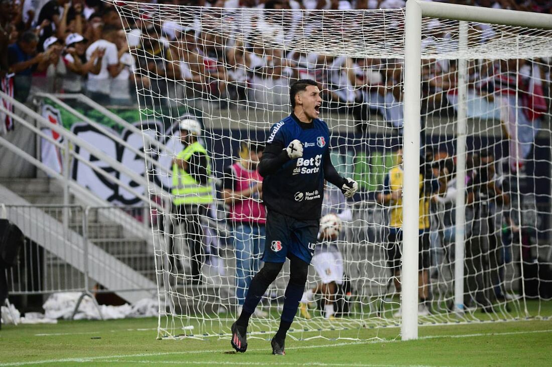 Rokenedy em ação pelo Santa Cruz contra o Sergipe