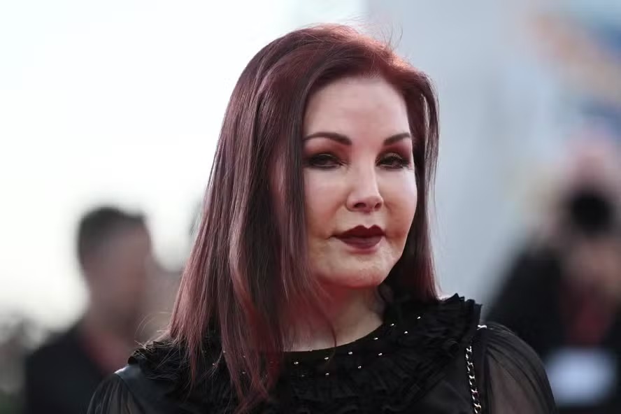 Priscilla Presley vive disputa judicial com a neta, Riley Keough