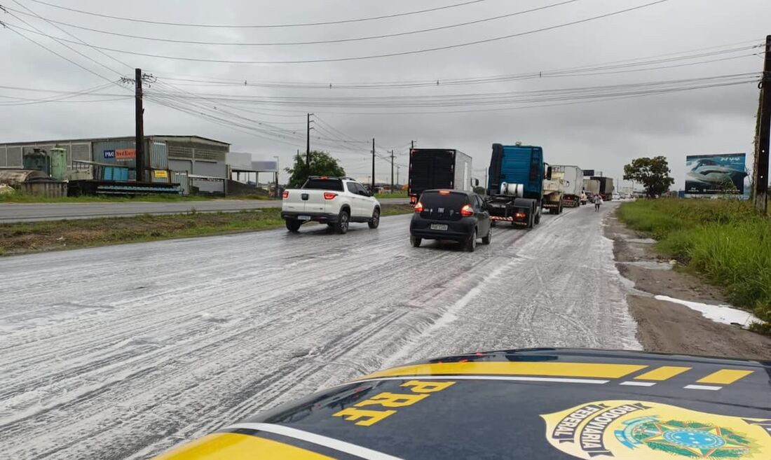 Orientação da PRF era de que os motoristas reduzissem a velocidade para evitar acidentes